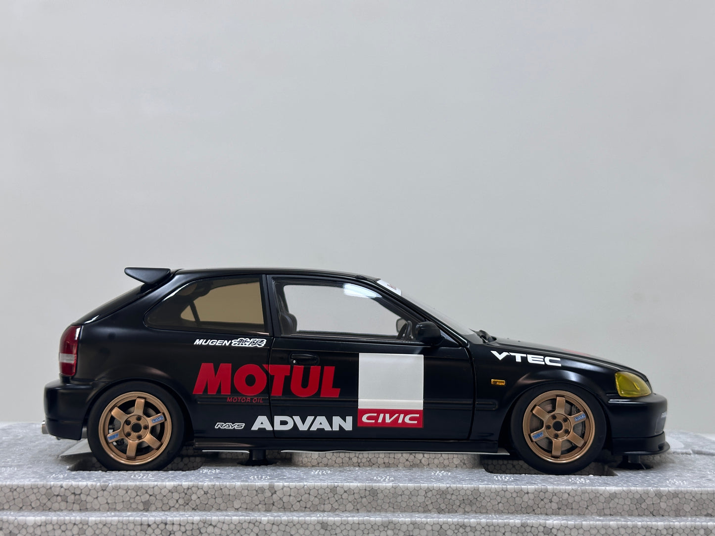 MOTORHELIX 1/18 Honda Civic Type R (EK9) Matte Black with Yellow Lights MH358