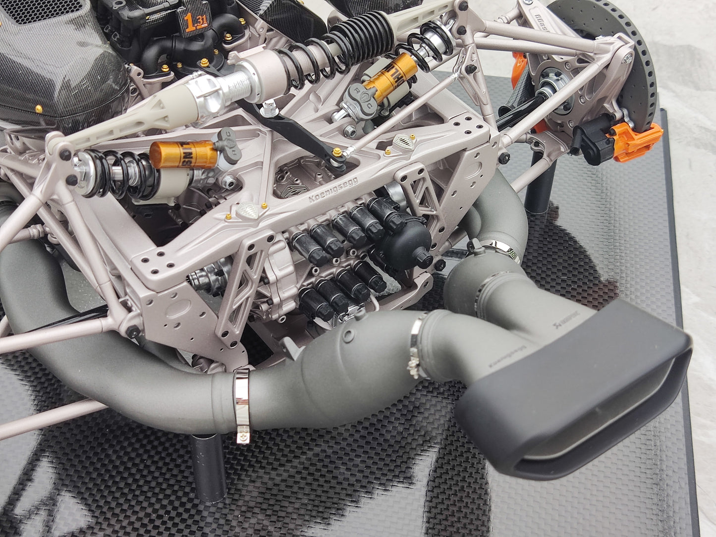 FRONTIART 1/6 Koenigsegg Jesko Engine Black Green FA087