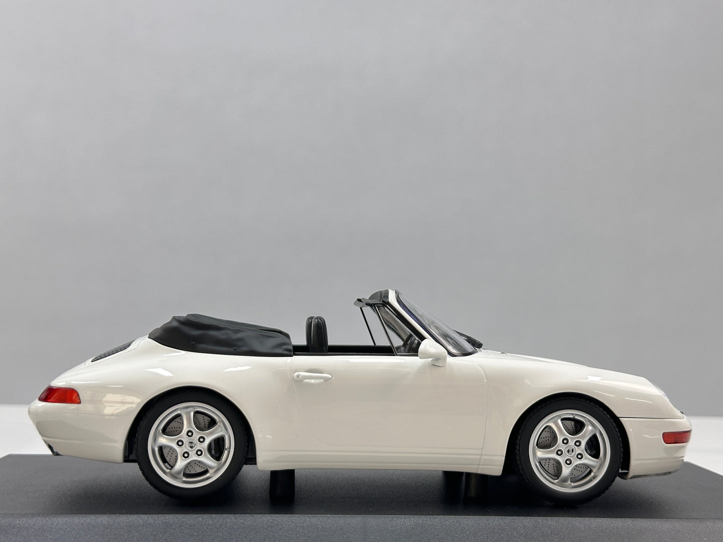 MINICHAMPS 1/18 Porsche 911 (993) Cabriolet White 155061131