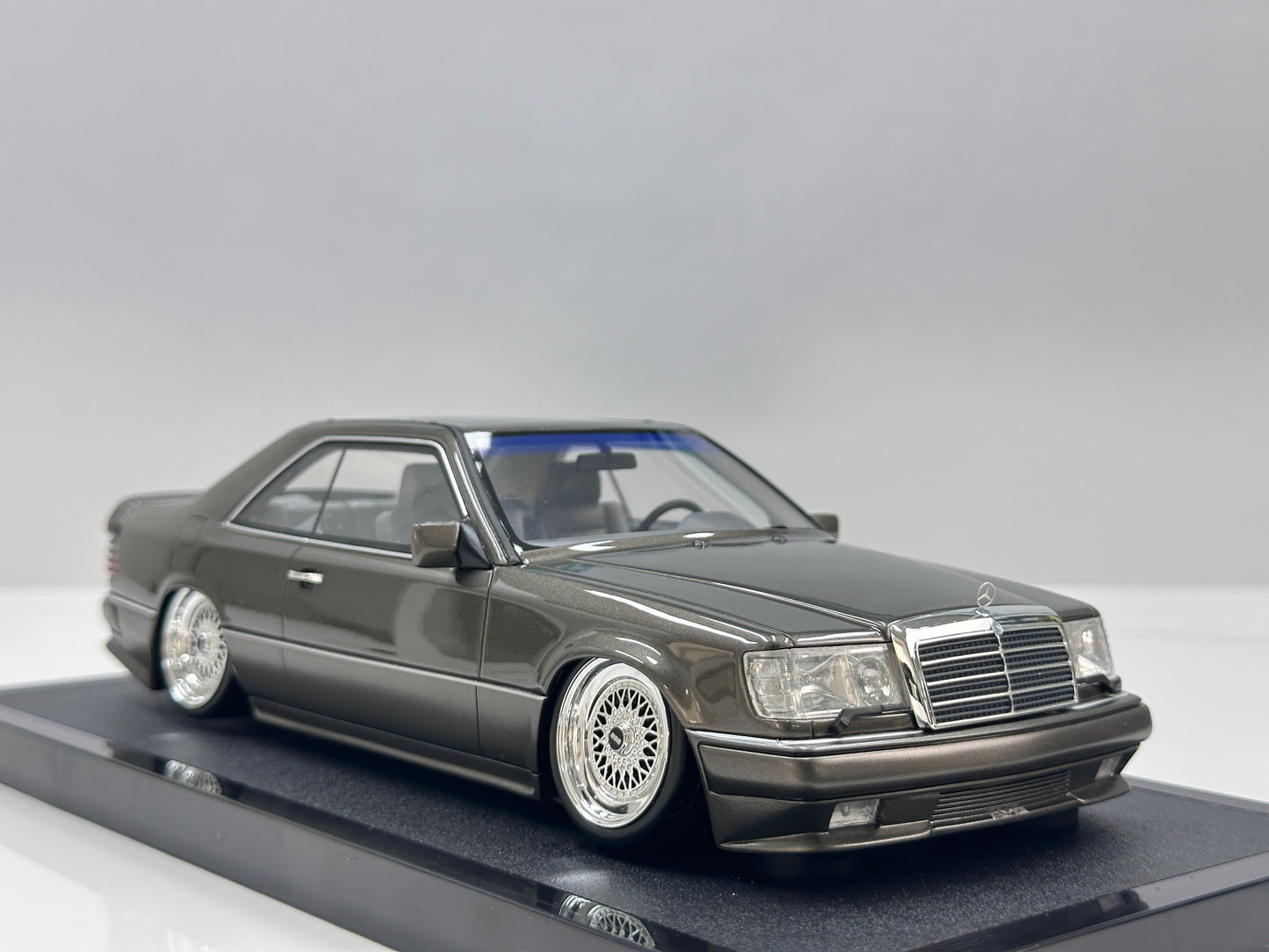 OTTO 1/18 Mercedes-Benz C124 AMG "Stance" – Anthracite Grey (OT1241)
