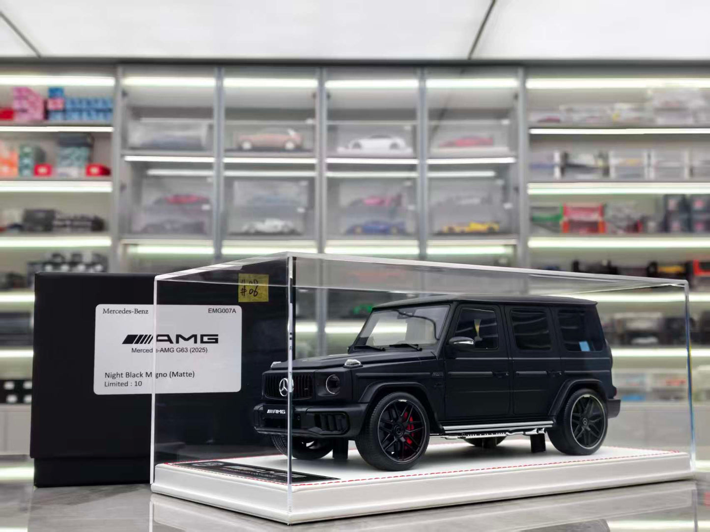 Dino MODEL 1/18 Mercedes-Benz G63, White Base, EMG001-008A