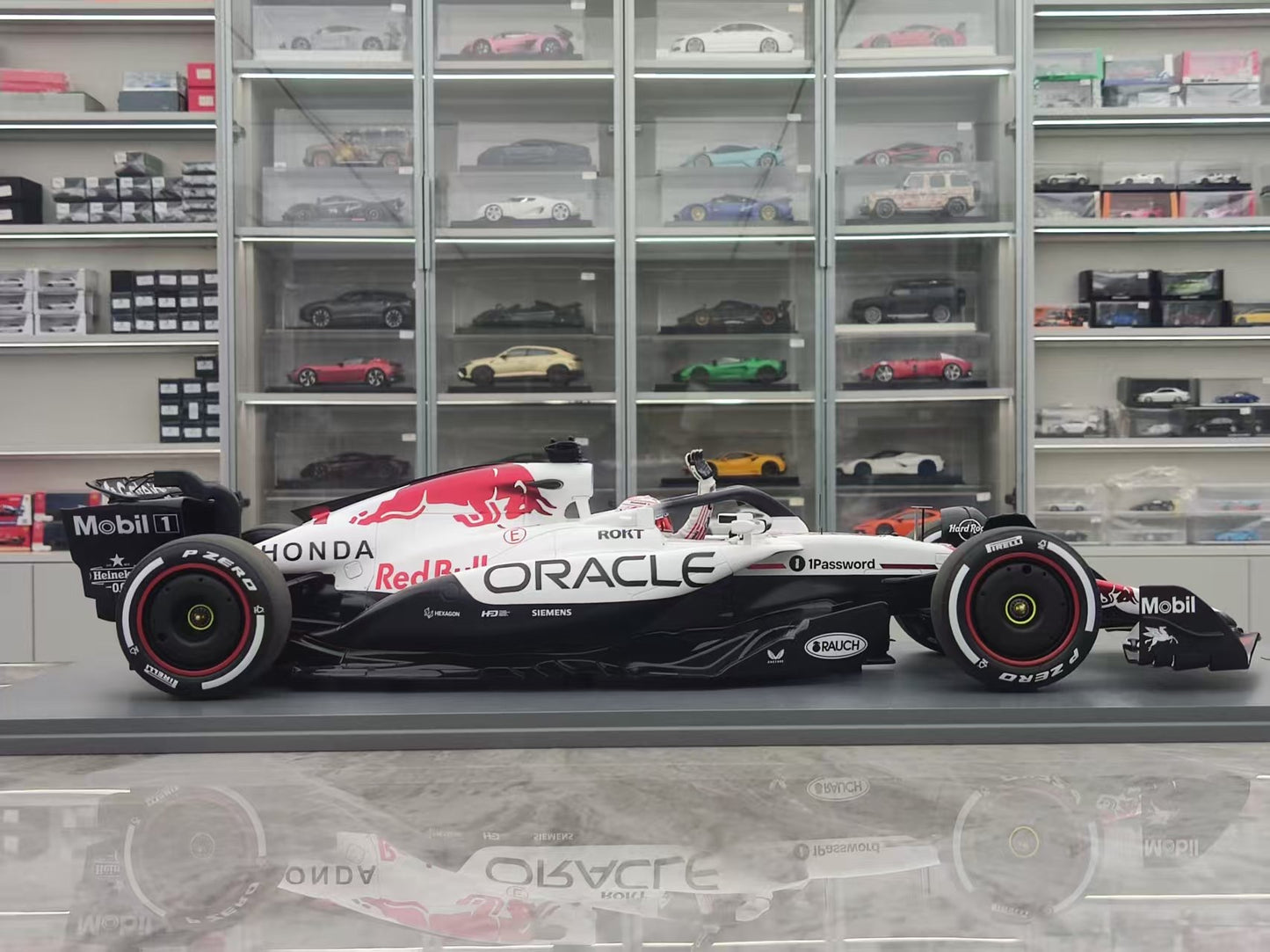 Spark 1/12 Oracle Red Bull F1 RB21 2025 Japan Grand Prix Victory No. 1 Verstappen White