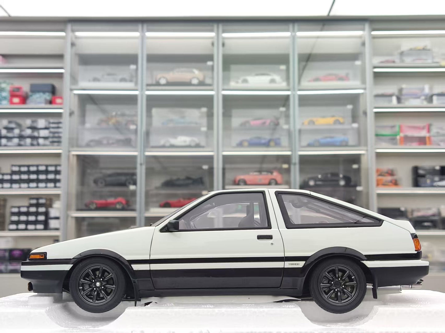 AUTO Art 1/18 Toyota SPRINTER TRUENO (AE86) Initial D Project D Final Version Black and White 78787
