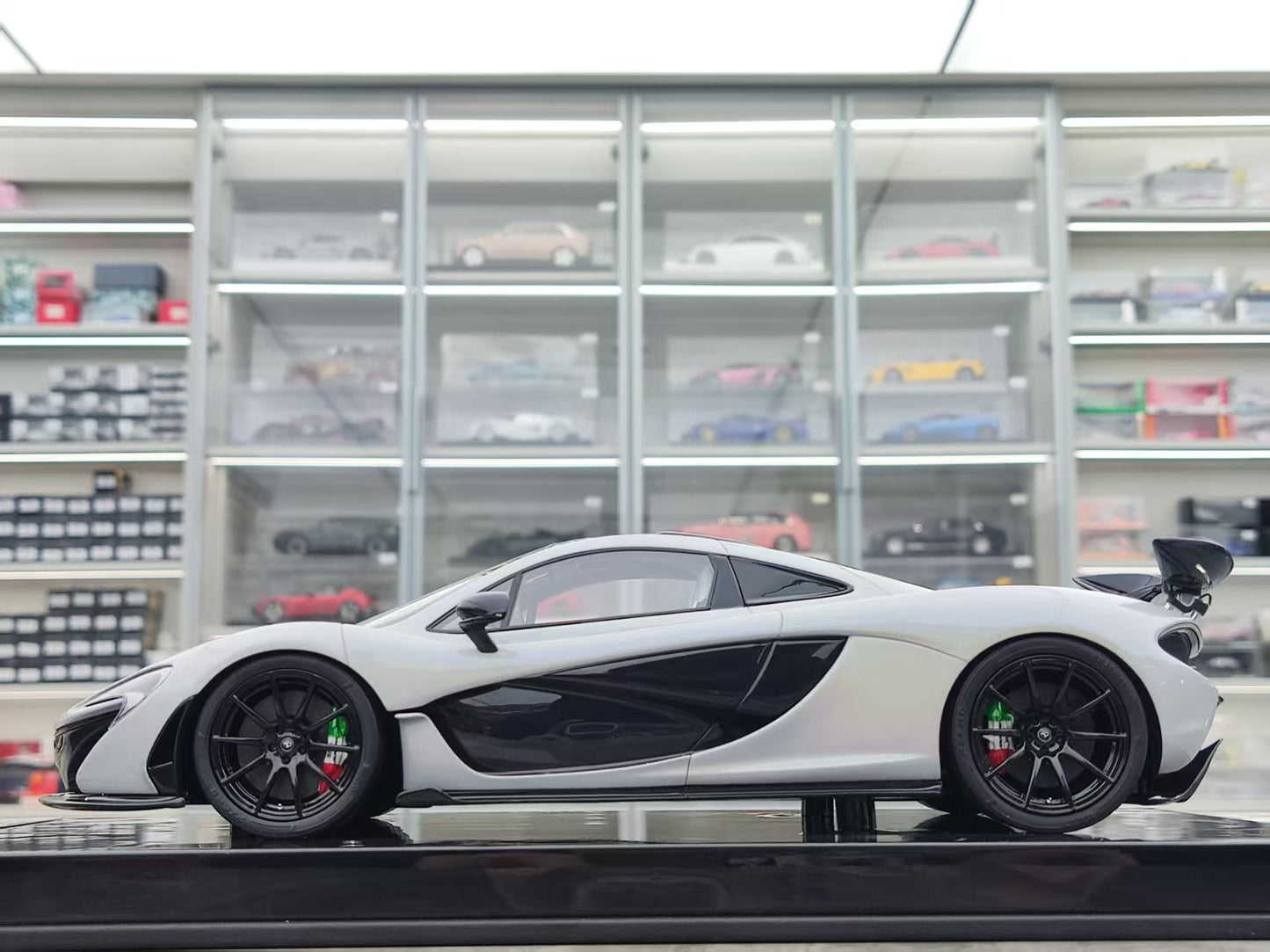 DINOMODEL 1/18 McLaren P1 Carbon Sole Pearl Silver DMP002