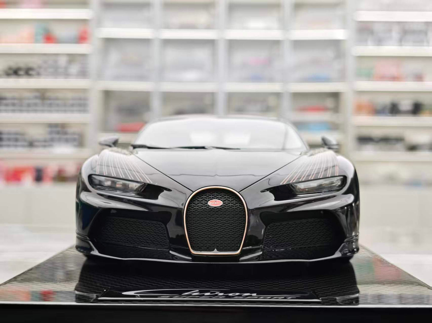 MR 1/18 Bugatti Chiron Super Sport Black Gold BUG012H