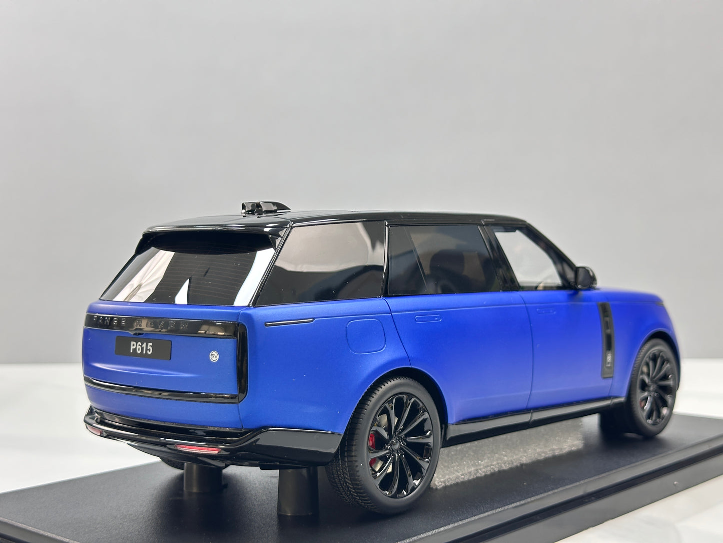 GT Spirit 1/18 Land Rover Range Rover P615 SV Blue GT540