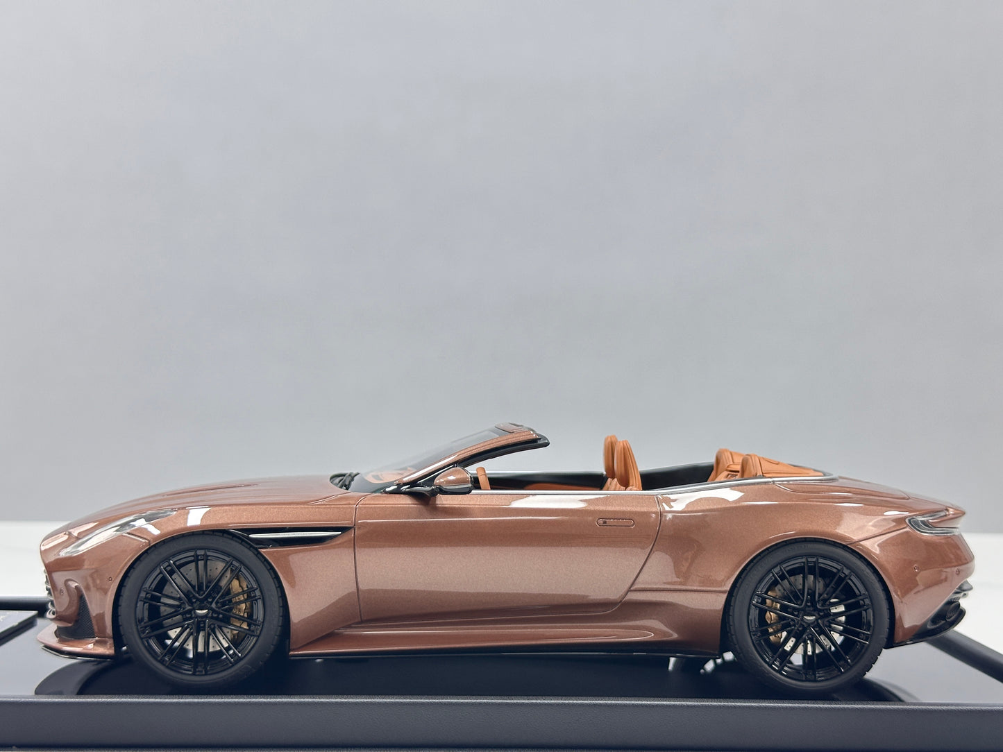 Xiaoguang Model & MotorHelix 1/18 Aston Martin DB12 Volante Convertible – Glamour Copper (MH386)