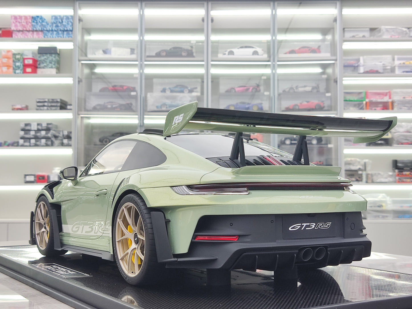 Dino Model 1/8 Porsche 992 GT3RS PR555P