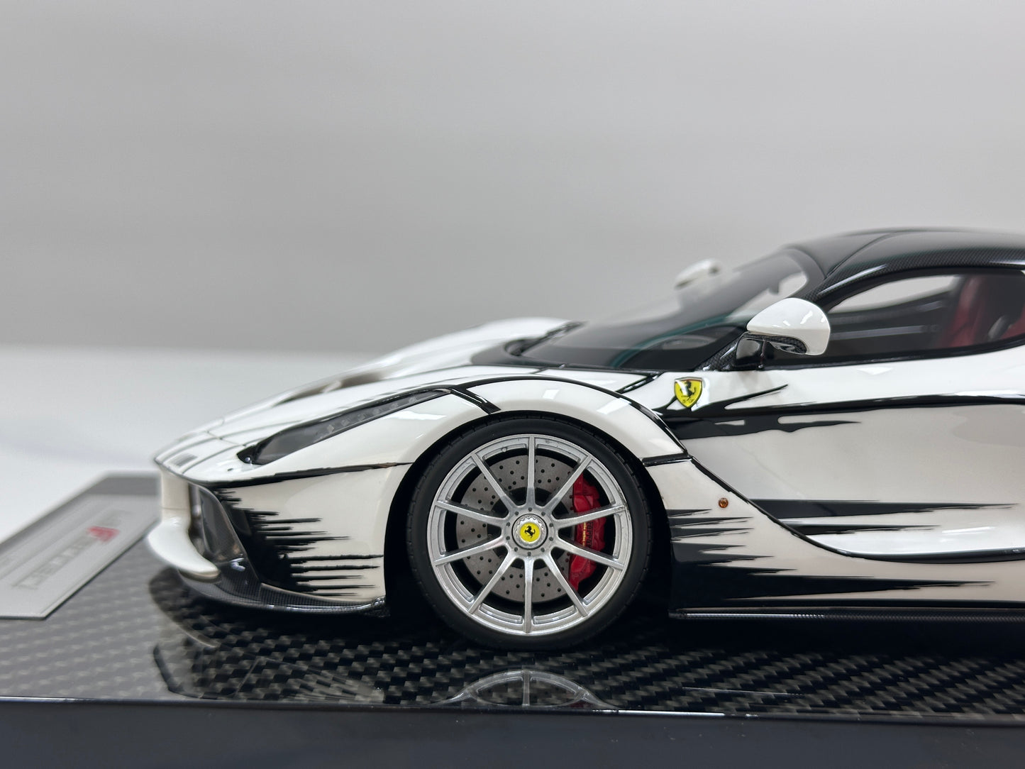 GAVIN + ZigzagYoungste 1:18 Ferrari LaFerrari — Anime-Themed Livery (GA005)