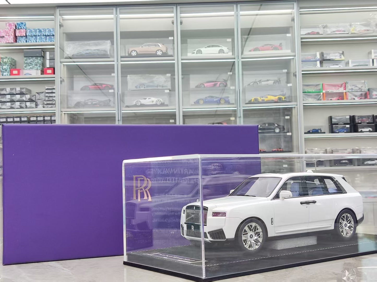 HH Model 1/18 Rolls-Royce Cullinan Cosmic Laser Color-Changing White HH543