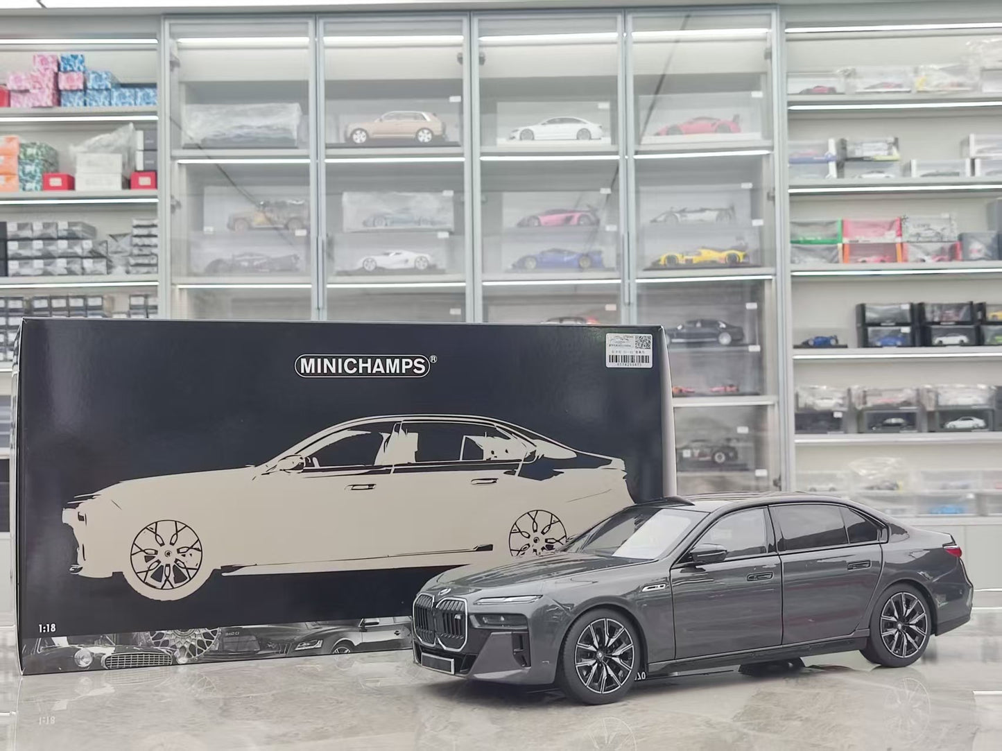MINICHAMPS 1/18 BMW i7 M70 (G70) Diecast Fully Opening Car Model