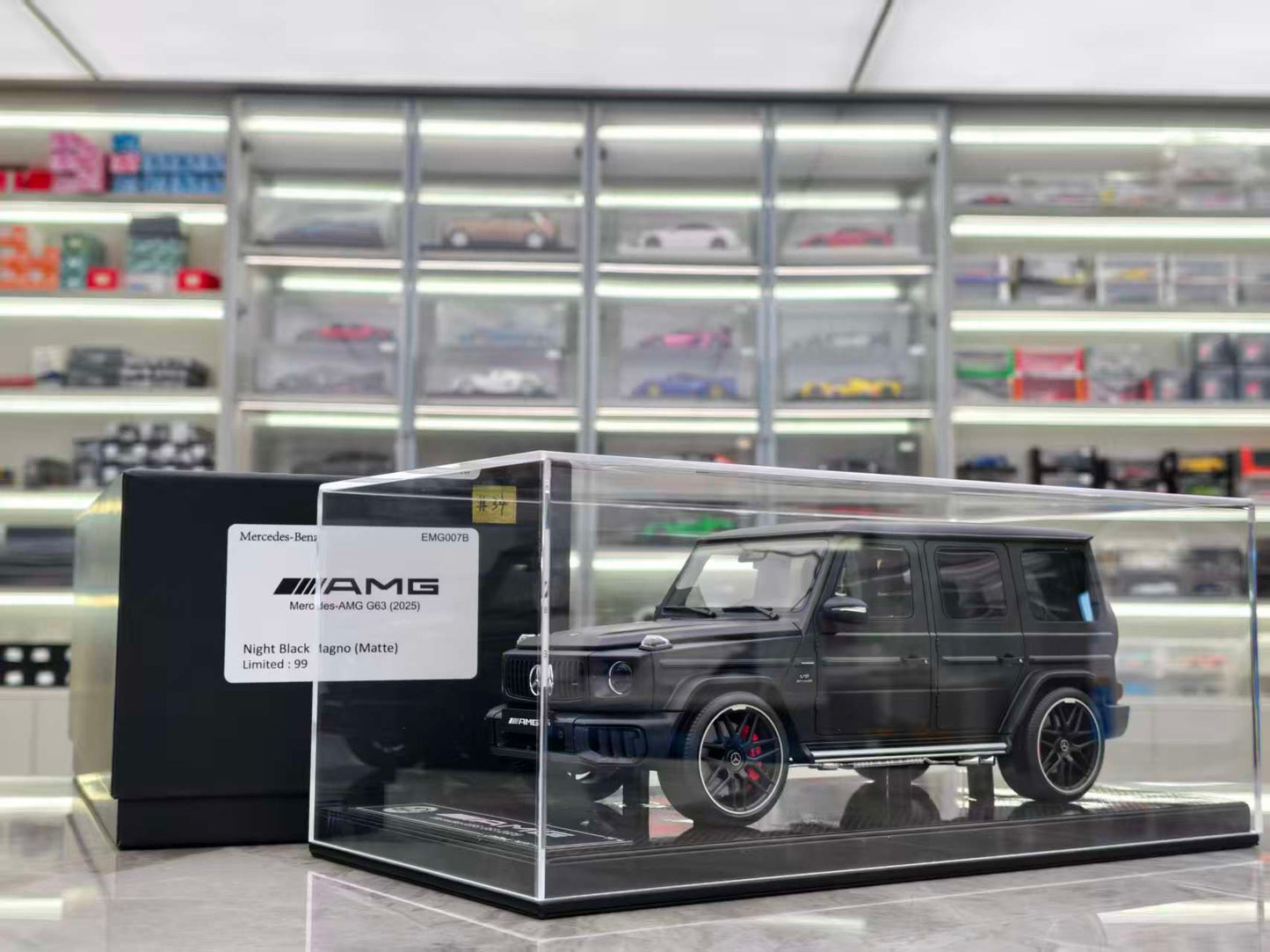 Dino Model 1/18 Mercedes-Benz G63 Black Base EMG001-008B