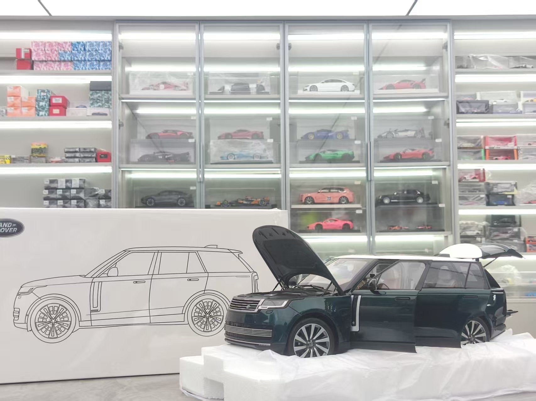 LCD 1/18 Land Rover Range Rover SV Grand Genesis Long Wheelbase Green ...
