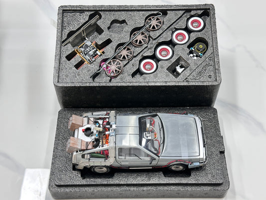 Hot Wheels 1/18 DeLorean DMC-12 Silver HW001