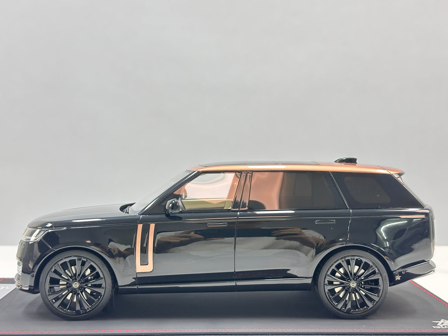 BBA MODEL 1:18 Land Rover Range Rover Autobiography – Black & Gold (BBA066)