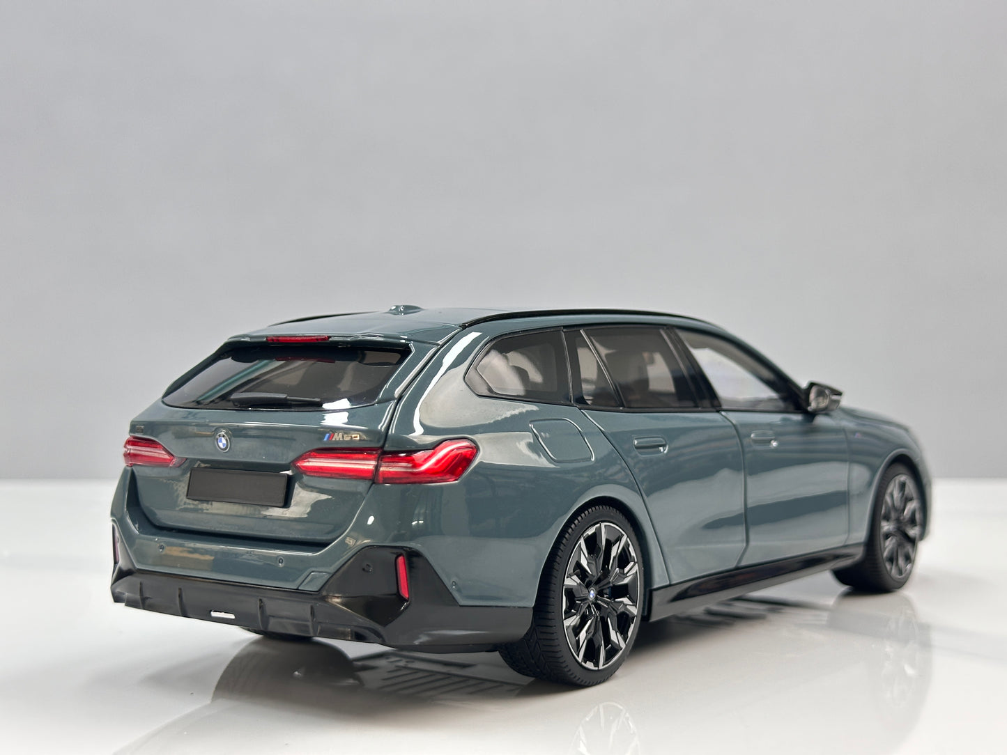 MINICHAMPS 1/18 BMW i5 M60 Touring 2024 Metallic Green 110023600