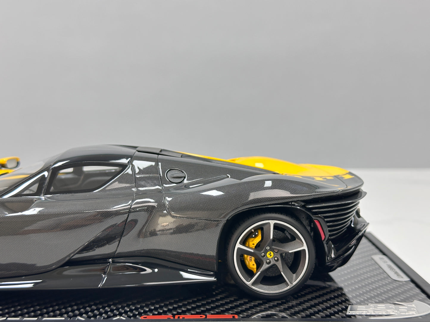 BBR 1:18 Ferrari Daytona SP3 (Red Box Edition) – Modena Yellow + Black Carbon Fiber (P18224TMOCH)