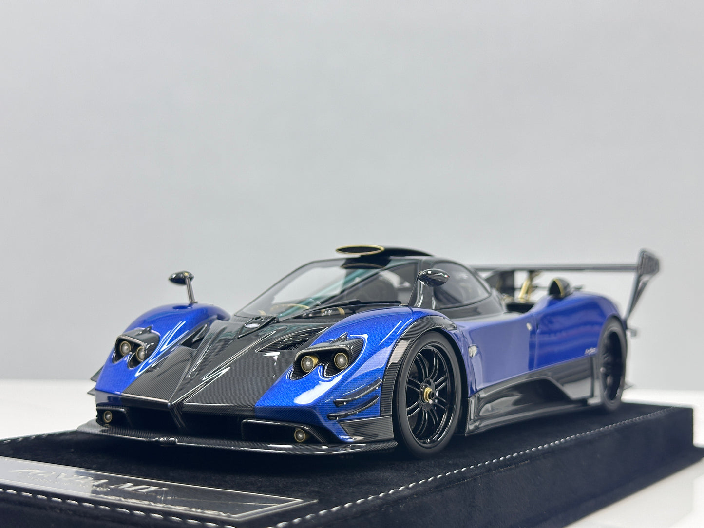 HH Model 1/18 Pagani Zonda Blue & Black Carbon Fiber HH675