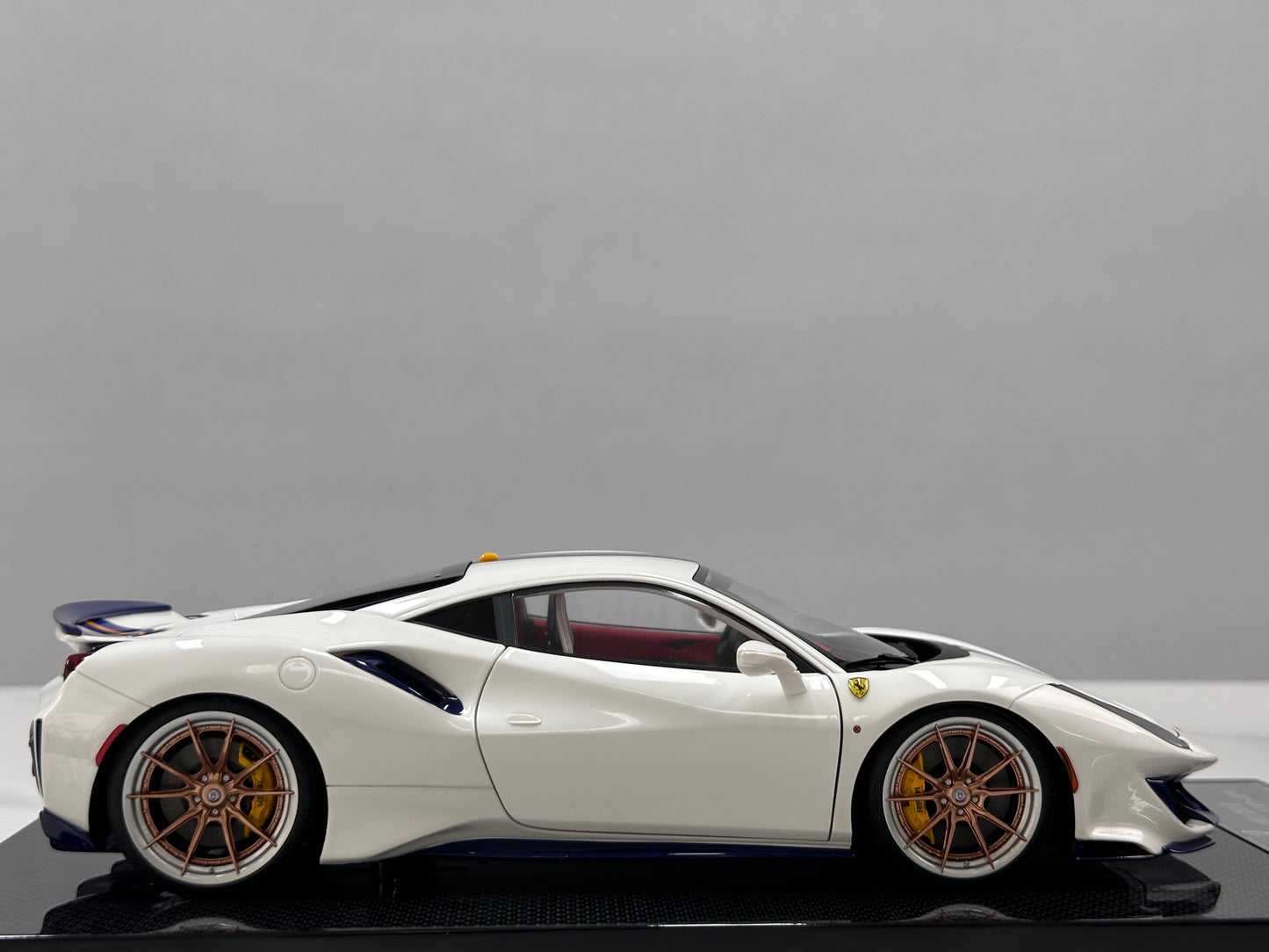 DM Pro 1:18 Ferrari 488 pista  – Black Base, Style E – White – Full-Opening Resin Model (DGP005B)