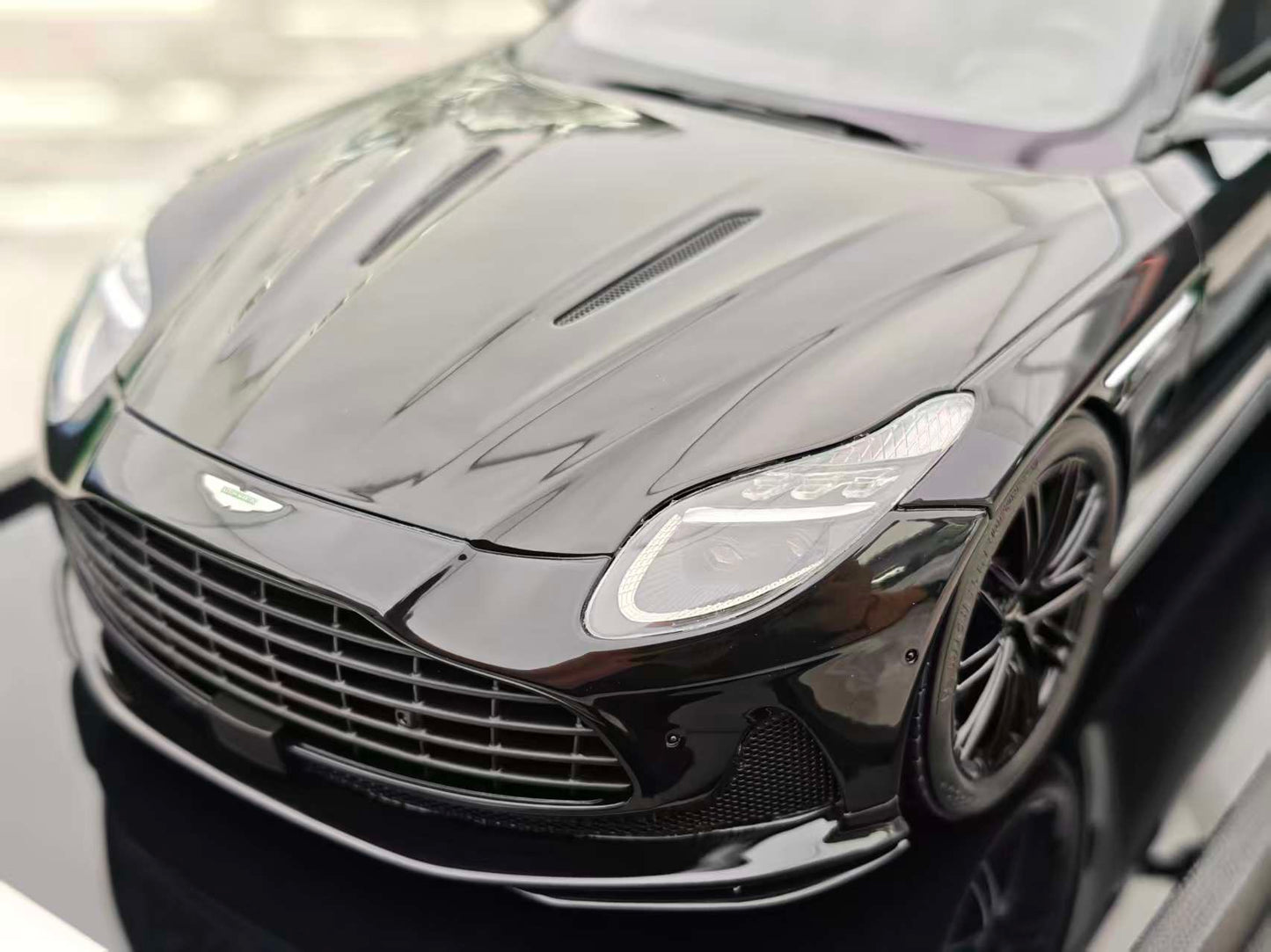 MOTORHELIX 1/18 Aston Martin DB12 Coupe, Black MH332