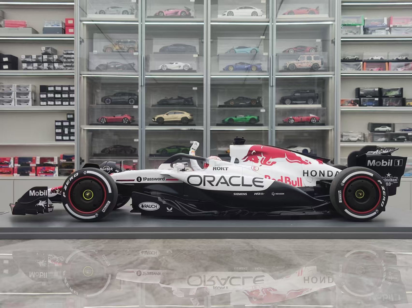 Spark 1/12 Oracle Red Bull F1 RB21 2025 Japan Grand Prix Victory No. 1 Verstappen White