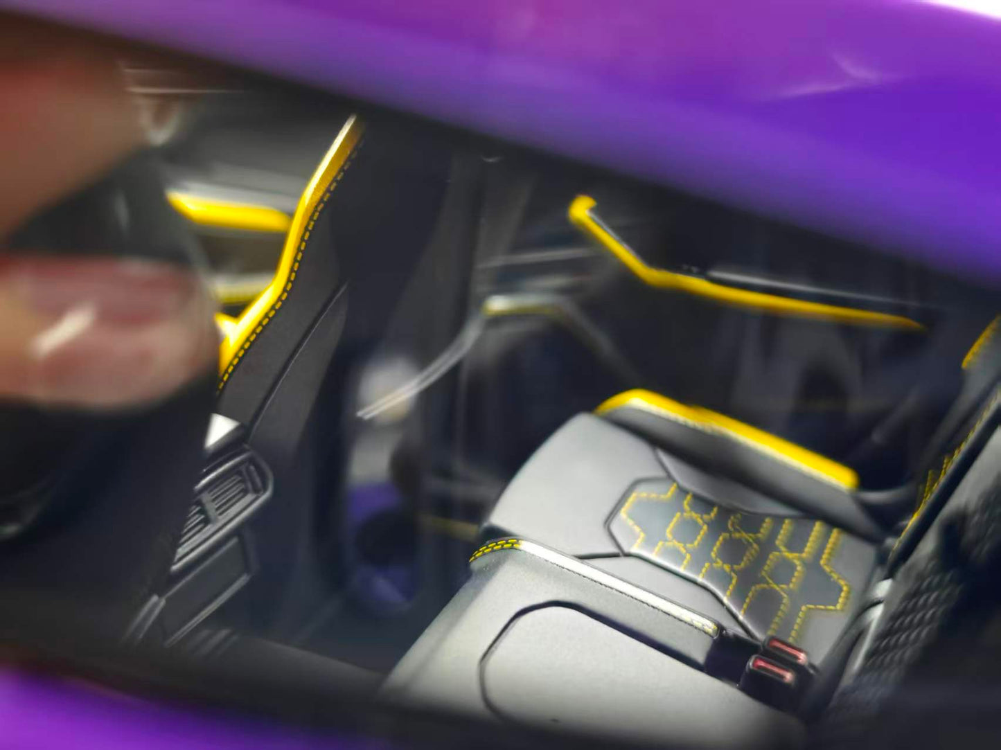 MR 1/18 Lamborghini Urus SE Purple LAMBO061D