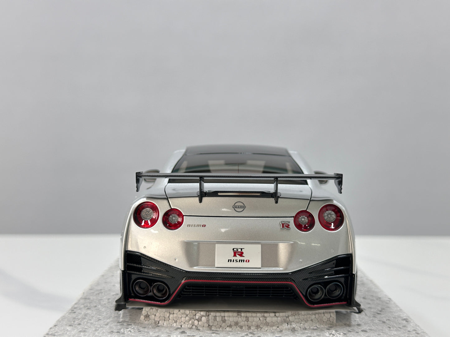 MOTORHELIX 1/18 Nissan GT-R NISMO (R35) Special Edition 2022 Ultimate Metallic Silver MH368