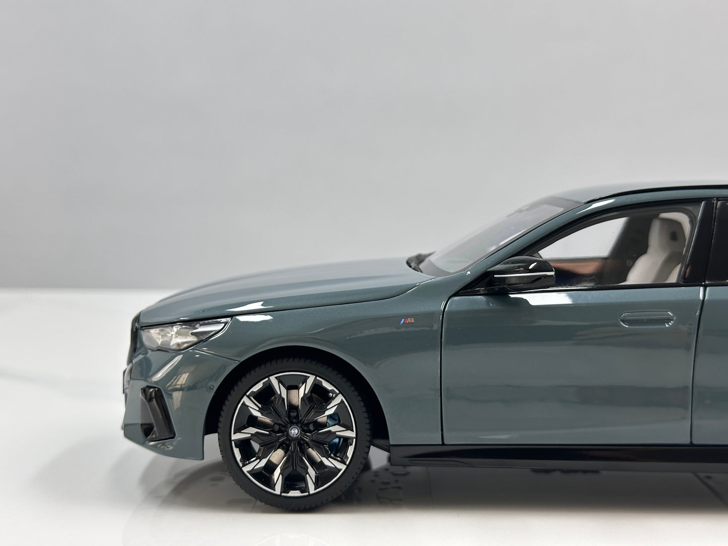 MINICHAMPS 1/18 BMW i5 M60 Touring 2024 Metallic Green 110023600