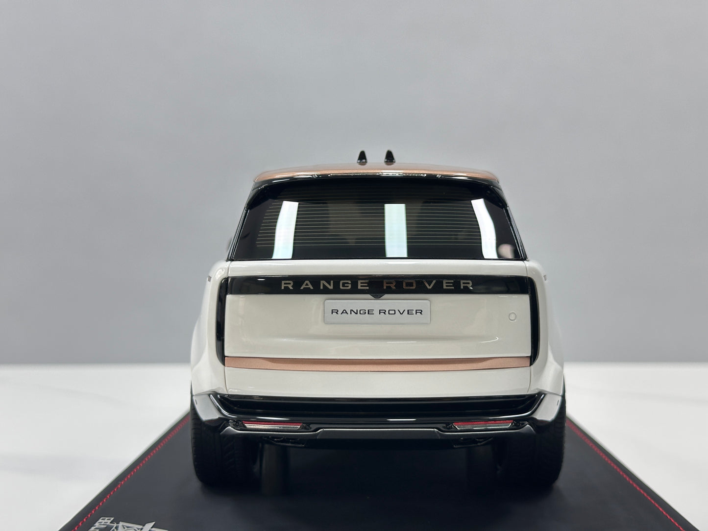 BBA MODEL 1:18 Land Rover Range Rover Autobiography — Pearl White with Platinum Roof (BBA065)
