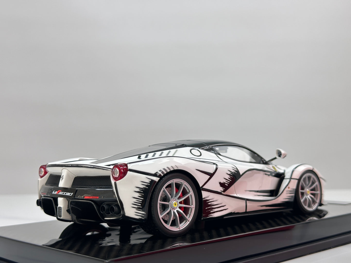 GAVIN + ZigzagYoungste 1:18 Ferrari LaFerrari — Anime-Themed Livery (GA005)