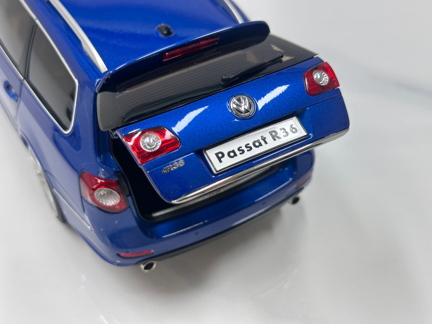 NZG 1/18 Volkswagen Passat R36 wagon Biscay Blue NZG014