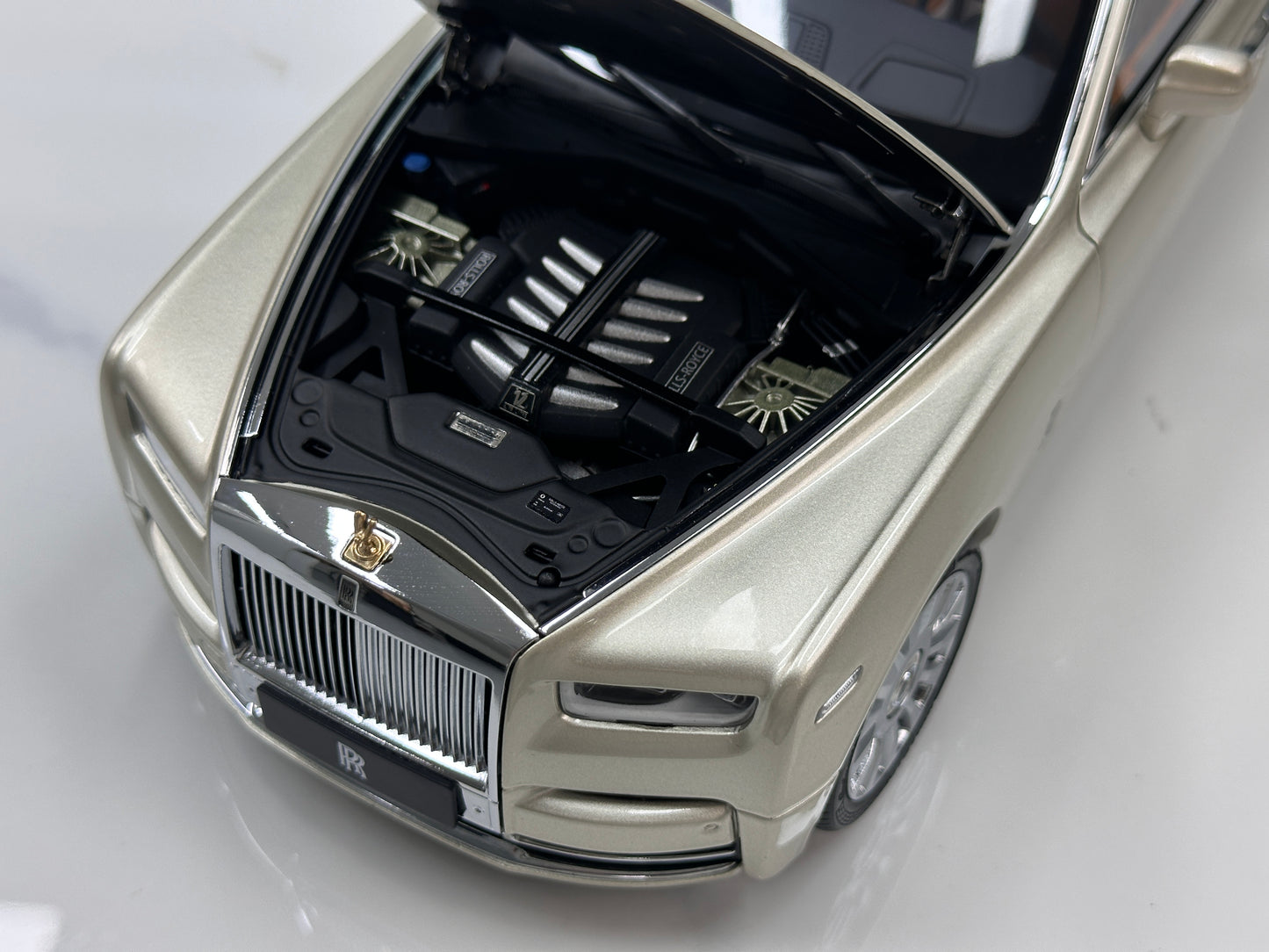 ZP 1/18 Rolls-Royce Phantom VIII (Gold Badge / Leather Suitcase Edition) – Champagne Gold (ZP116)