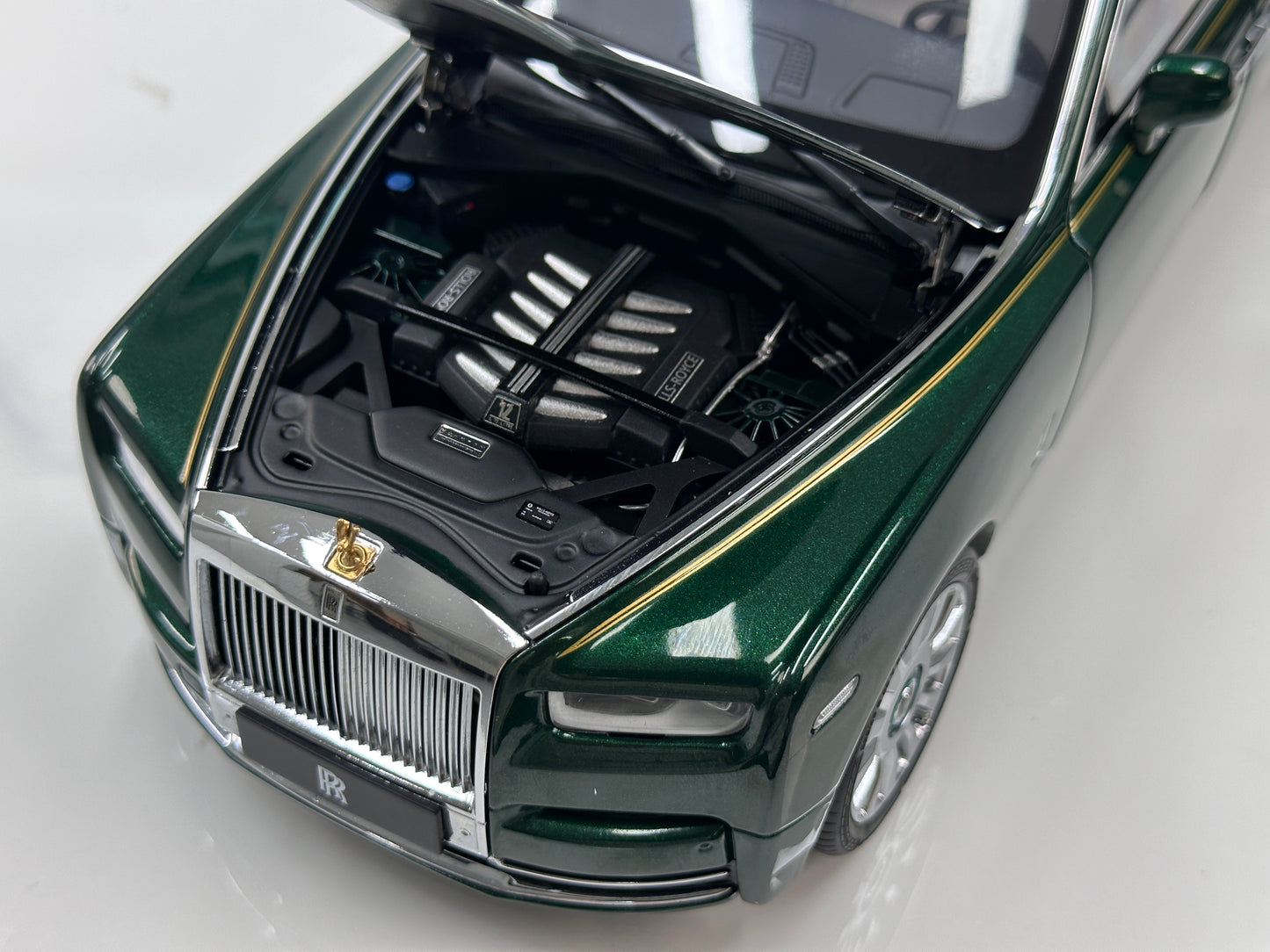 ZP 1/18 Rolls-Royce Phantom VIII (Gold Badge / Leather Suitcase Edition) – Peninsula Green (ZP117)