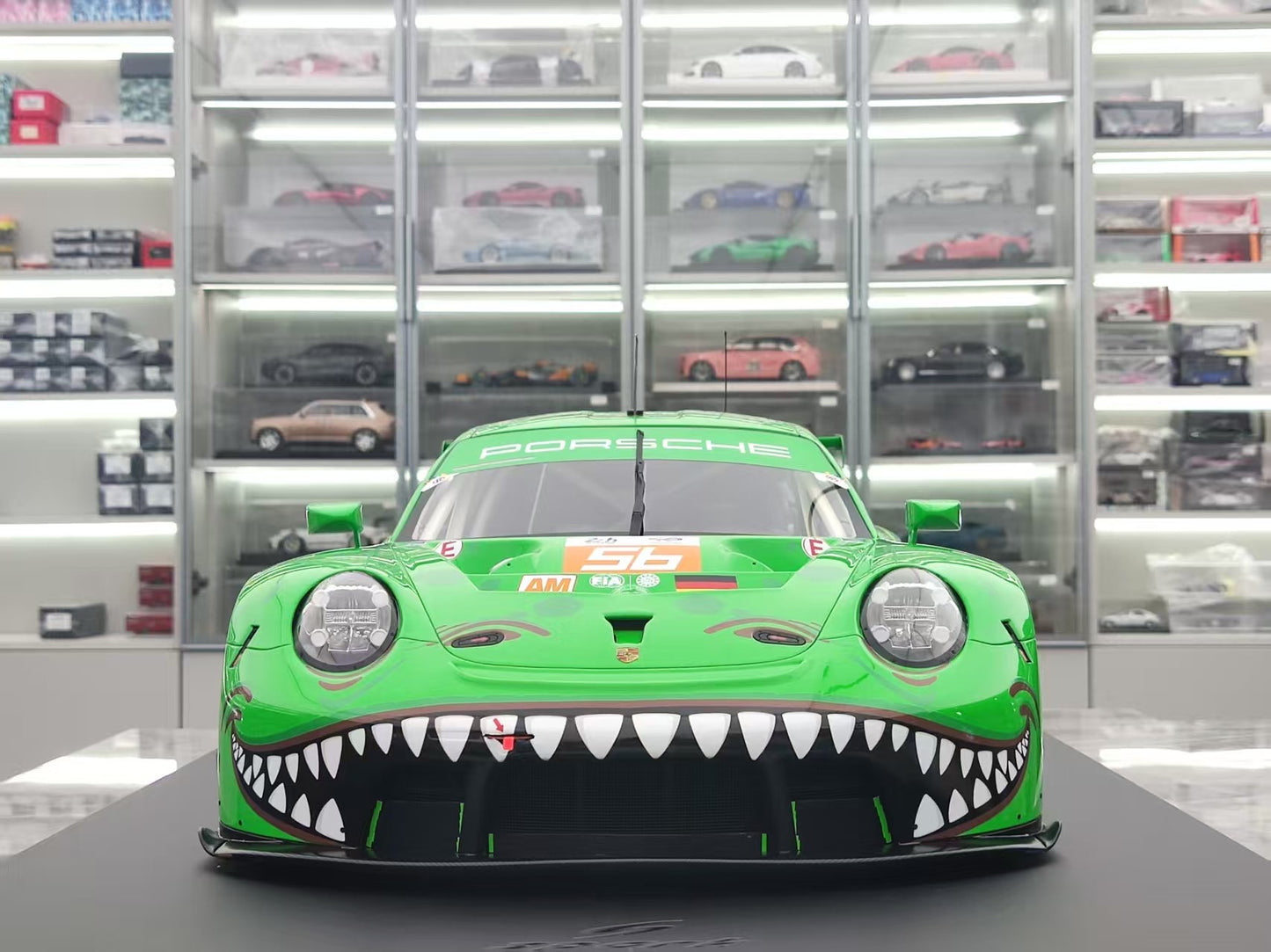 SPARK 1/8 Porsche 911 RSR 19 No.56 PROJECT 1-AO Le Mans 24H 2023 Green Dinosaur Livery 08G046