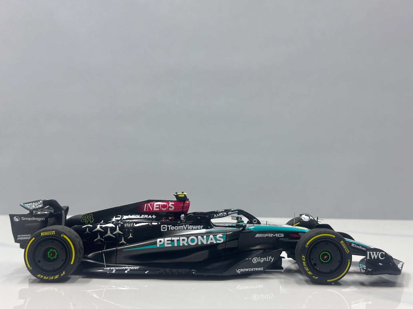 MINICHAMPS 1/18 Mercedes-AMG PETRONAS Formula One Team F1 W15 E Performance (Black & Green Livery) 110242444