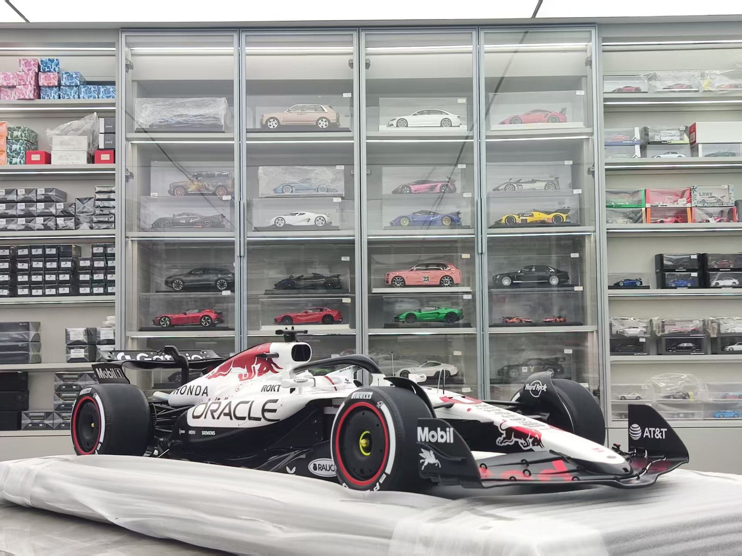 Spark 1/8 Red Bull Racing RB21 No.1 Oracle Red Bull Racing Winner Japanese GP
2025 Max Verstappen 08SP295