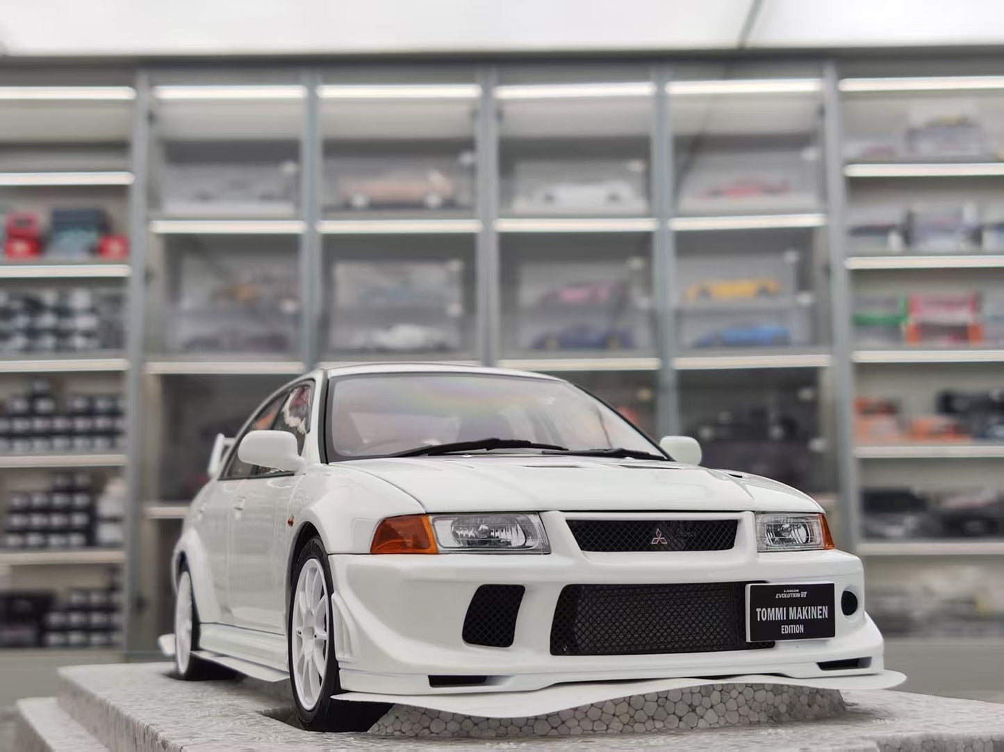 MOTORHELIX 1/18 Mitsubishi Lancer Evolution VI (6.5) Scottish White MH346