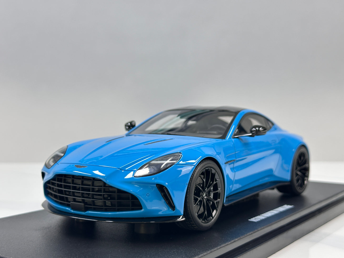 GT Spirit 1/18 Aston Martin Vantage Elwood Blue GT1008