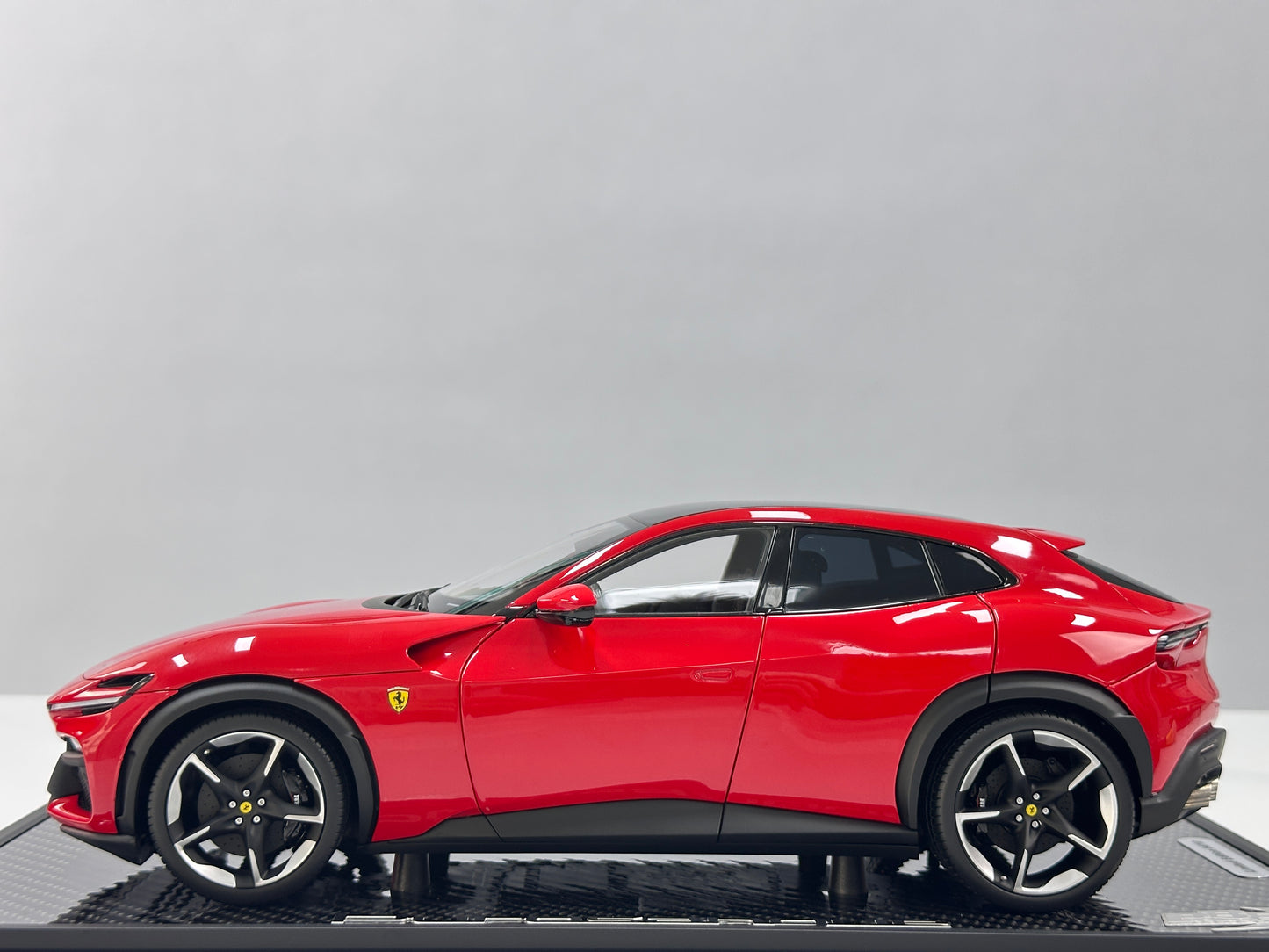 BBR 1/18 Ferrari Purosangue – Black Roof Version Carbon Fiber Base Standard Red (HE180052ACH)
