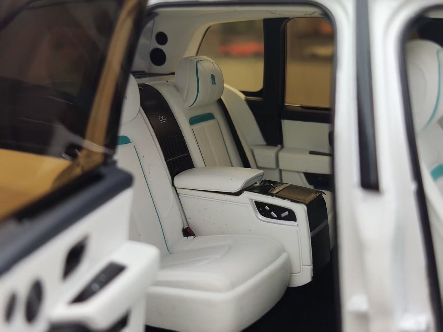ZP 1/18 Rolls-Royce Cullinan BB Fishing Seat Edition, Leather Suitcase Version, Metallic White ZP112