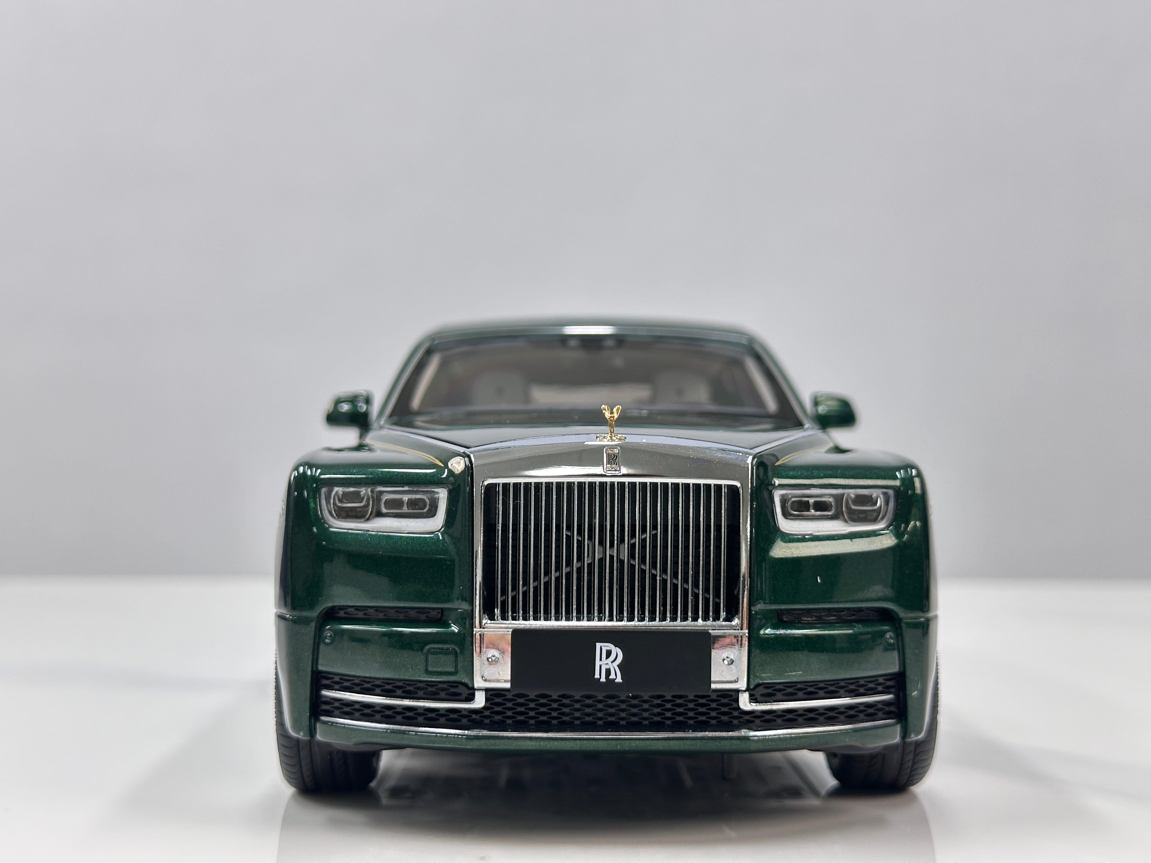 ZP 1/18 Rolls-Royce Phantom VIII (Gold Badge / Leather Suitcase