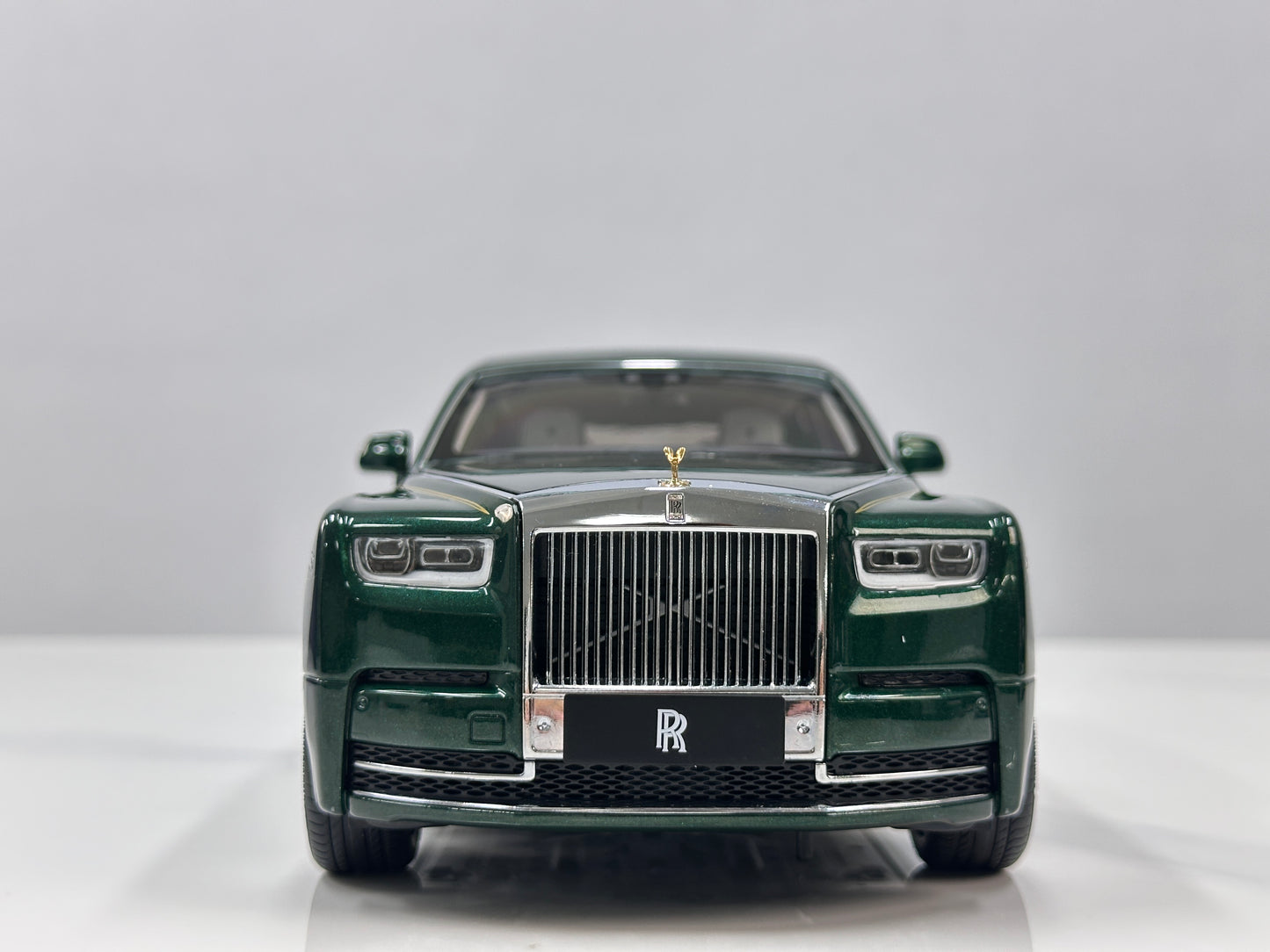 ZP 1/18 Rolls-Royce Phantom VIII (Gold Badge / Leather Suitcase Edition) – Peninsula Green (ZP117)
