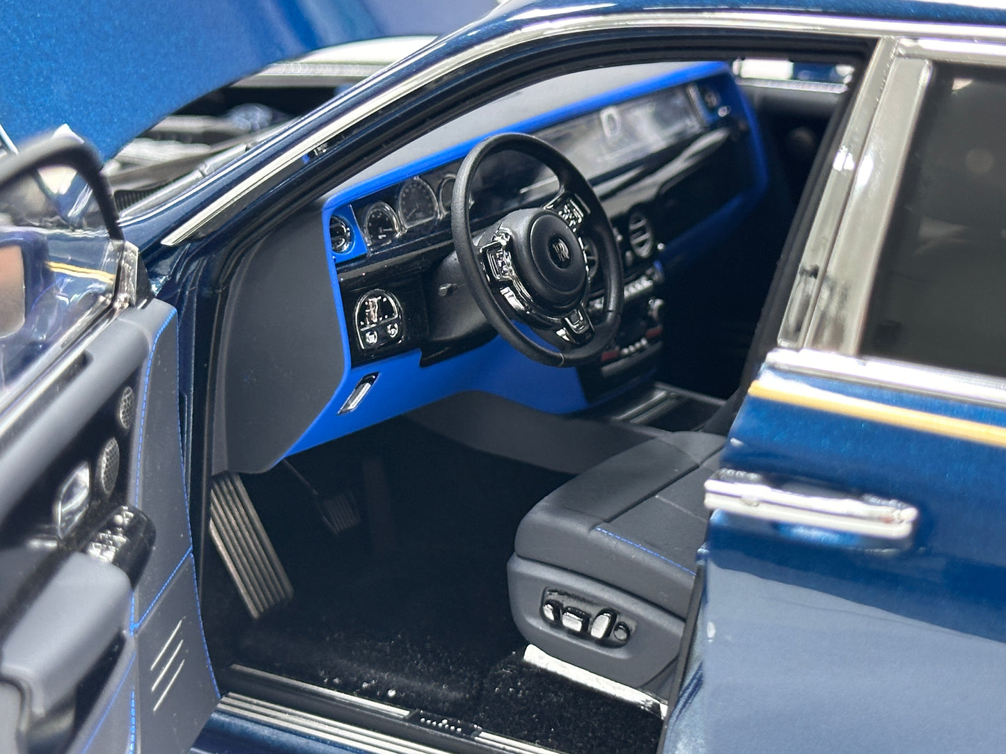 ZP 1/18 Rolls-Royce Phantom VIII (Gold Badge / Leather Suitcase Edition) – Pikes Peak Blue (ZP118)