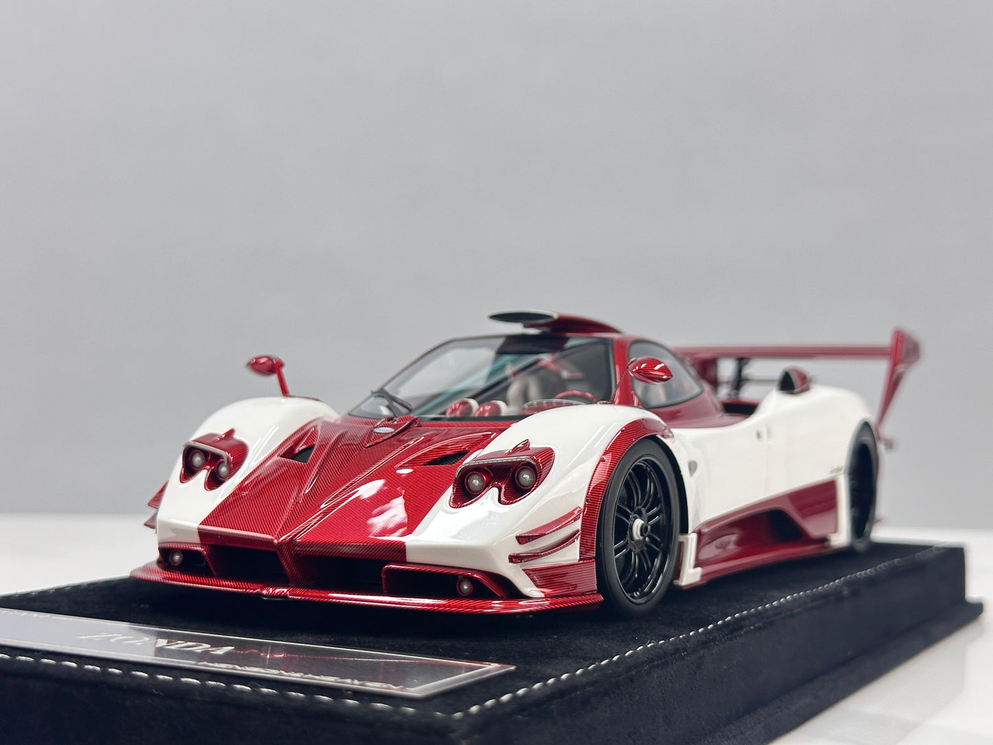 HH Model 1/18 Pagani Zonda (Red & White Carbon Fiber) HH676