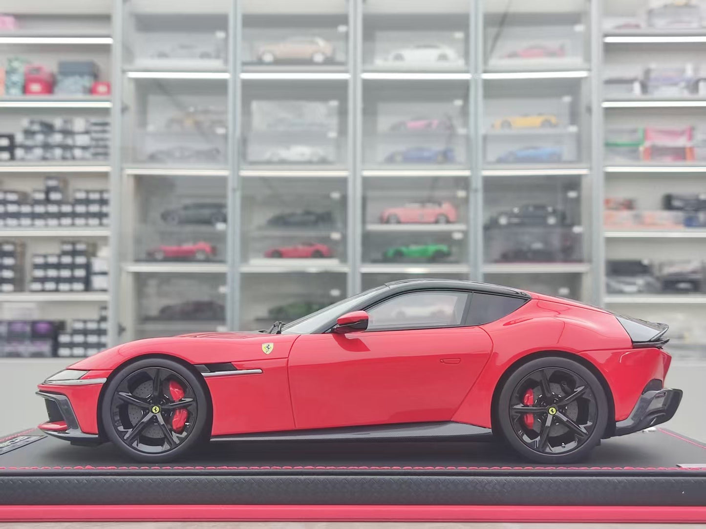 MR 1/18 Ferrari 12 Cilindri Racing Red FE043F