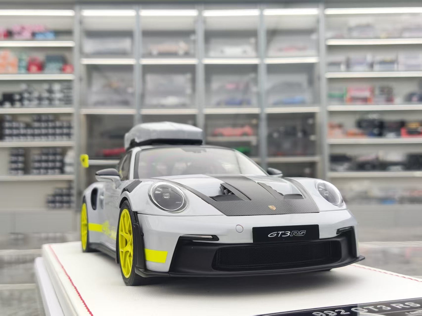 IVY 1/18 Porsche 992 GT3 RS Metallic Ice Grey IM1837IGG