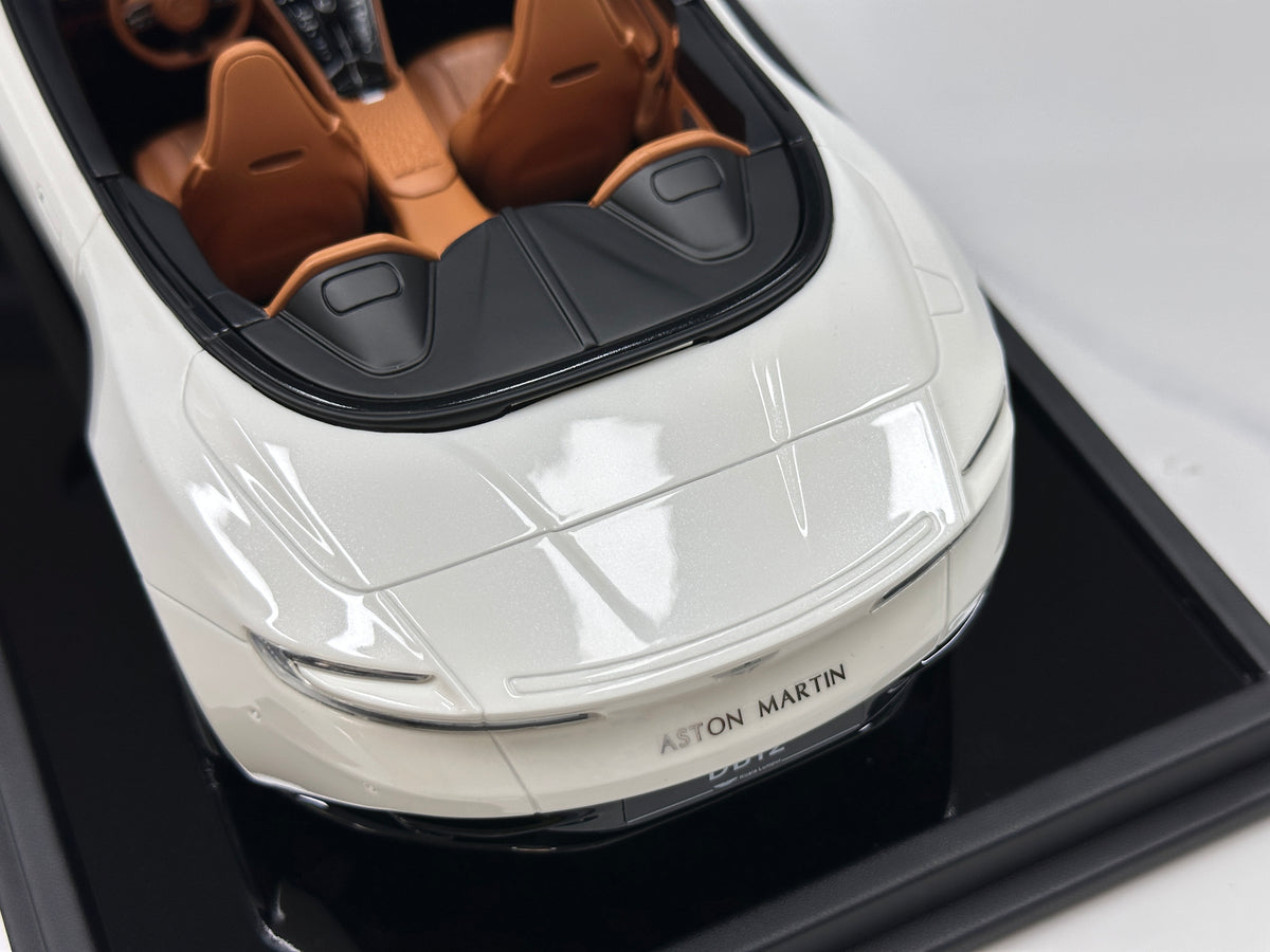 MOTORHELIX 1/18 Aston Martin DB12 Volante (Convertible) - Moonlight White - MH395