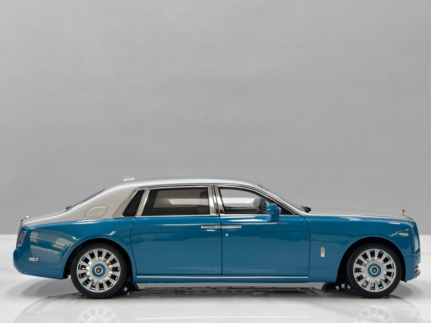 ZP 1/18 Rolls-Royce Phantom VIII – Silver/Turquoise Blue (ZP120)