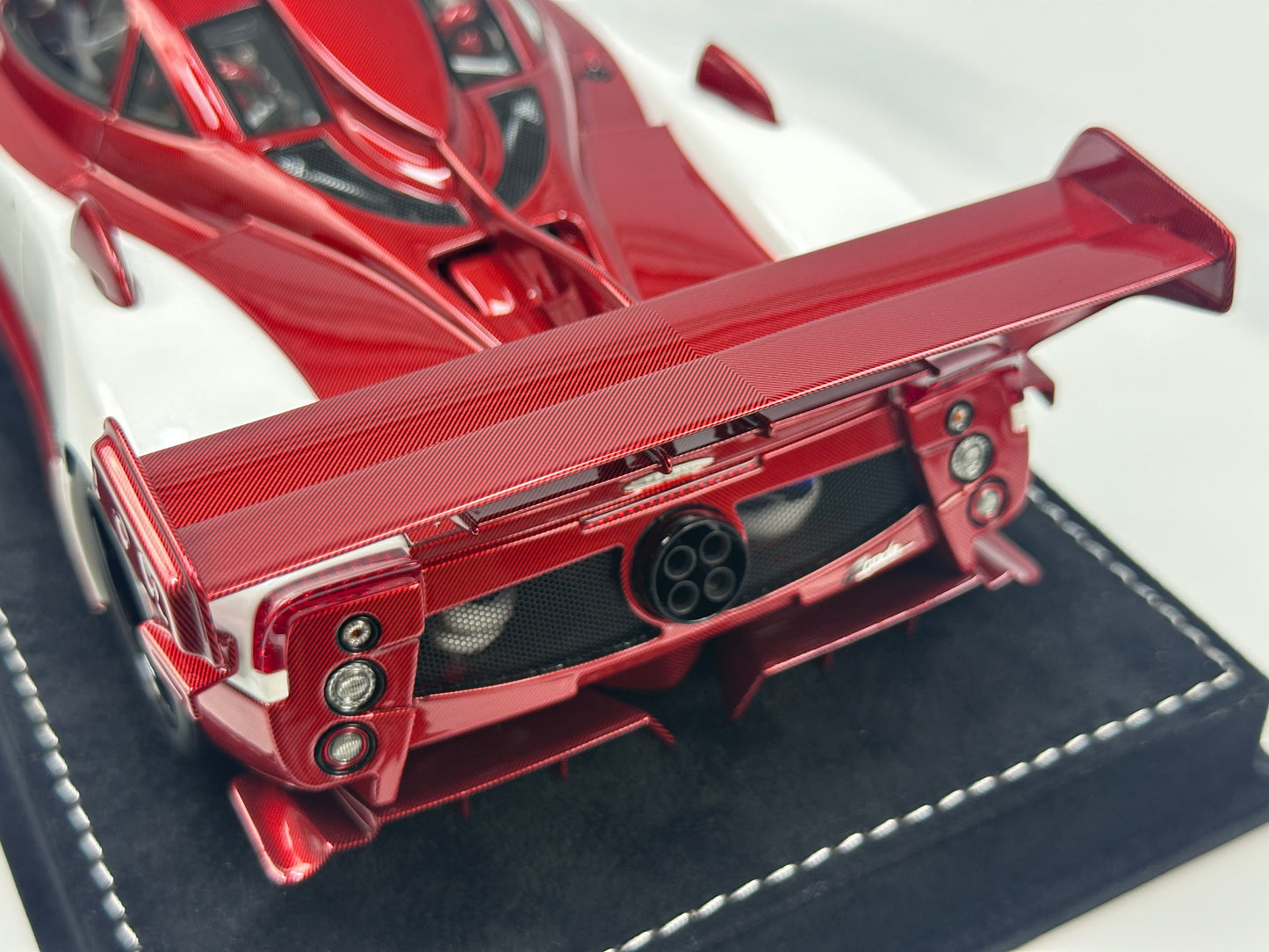 HH Model 1/18 Pagani Zonda (Red & White Carbon Fiber) HH676