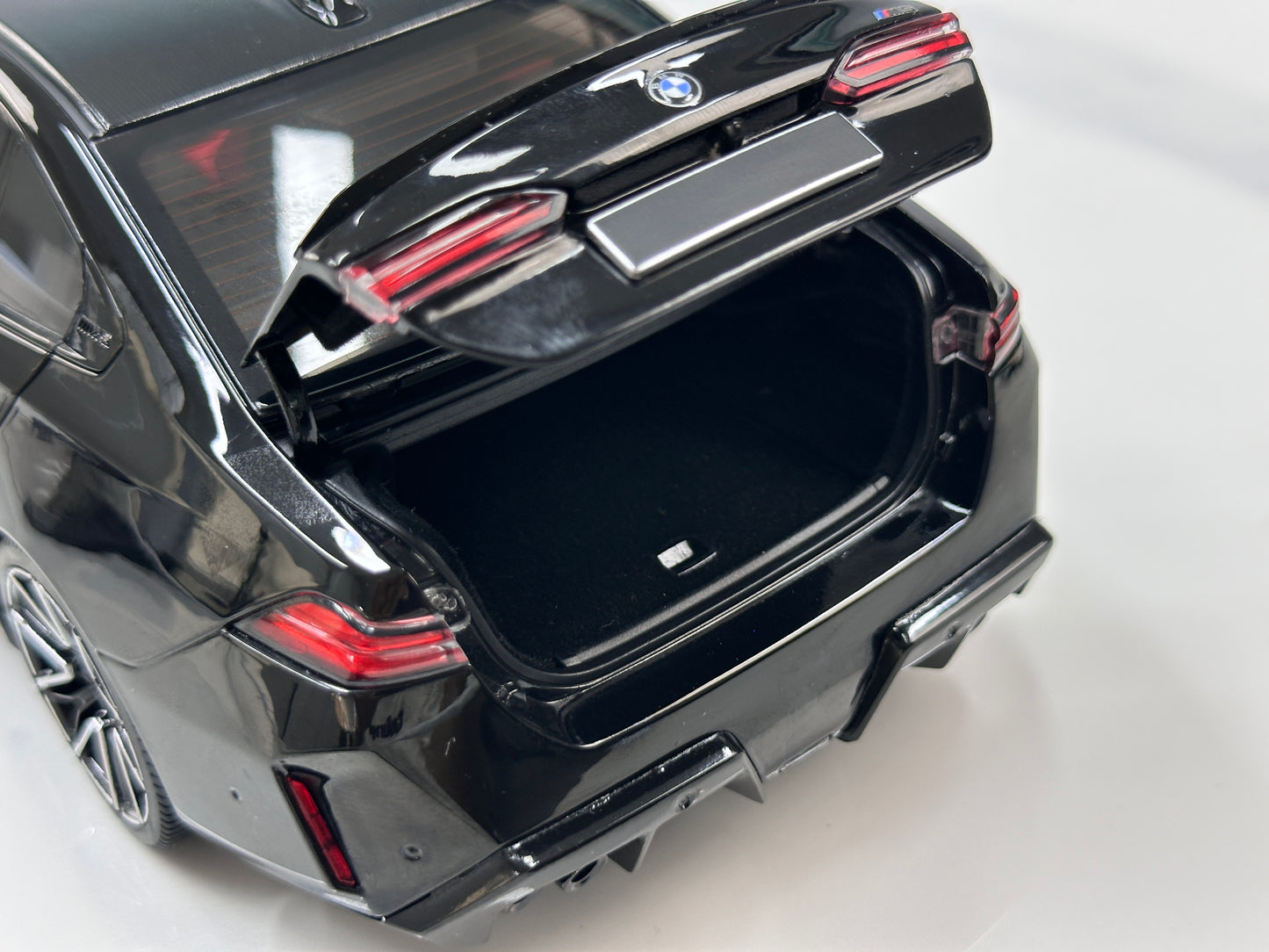 MINICHAMPS 1/18 BMW M5 2024 Metallic Black 110023801